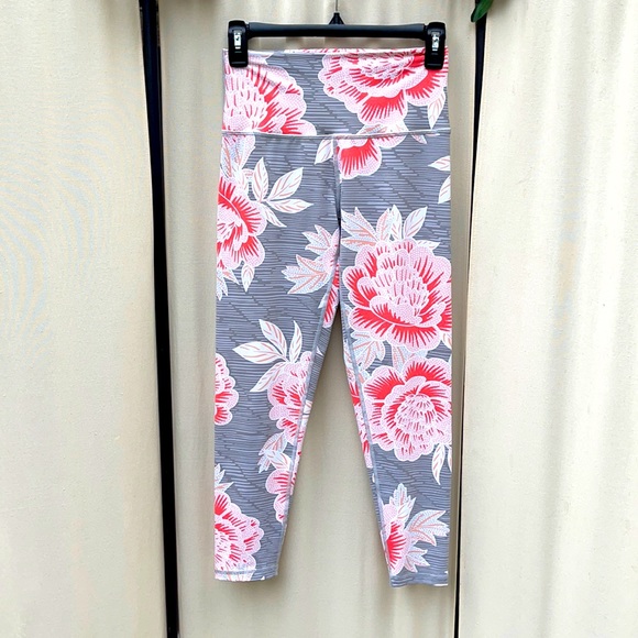 aerie Pants - NWOT- AERIE- FLORAL ROSE YOGA LEGGINGS SIZE MEDIUM